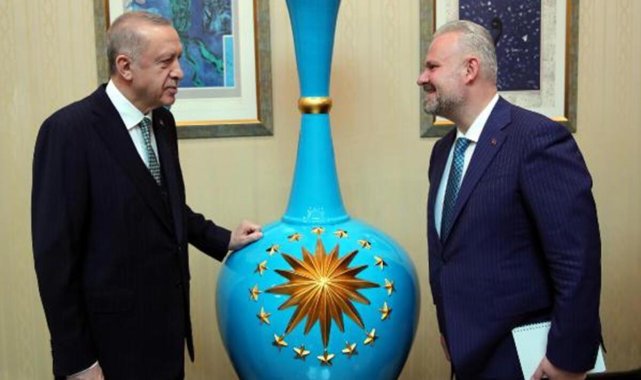 Çömlek sanatçısı yaptı... 2,5 metrelik vazo, Cumhurbaşkanı Erdoğan'a takdim edildi