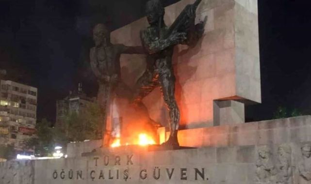Ankara'da Akıl Sağlığı Yerinde Olmayan Kişi Anıtı Ateşe Verdi