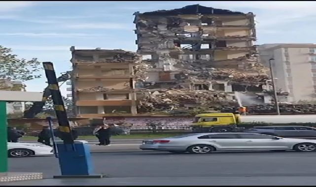 Beşiktaş'ta 11 Katlı Bina Yıkılırken Çöktü