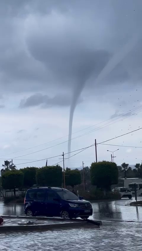 Antalya’nın Alanya ilçesinde sabah saatlerinde çıkan hortum korku dolu anların