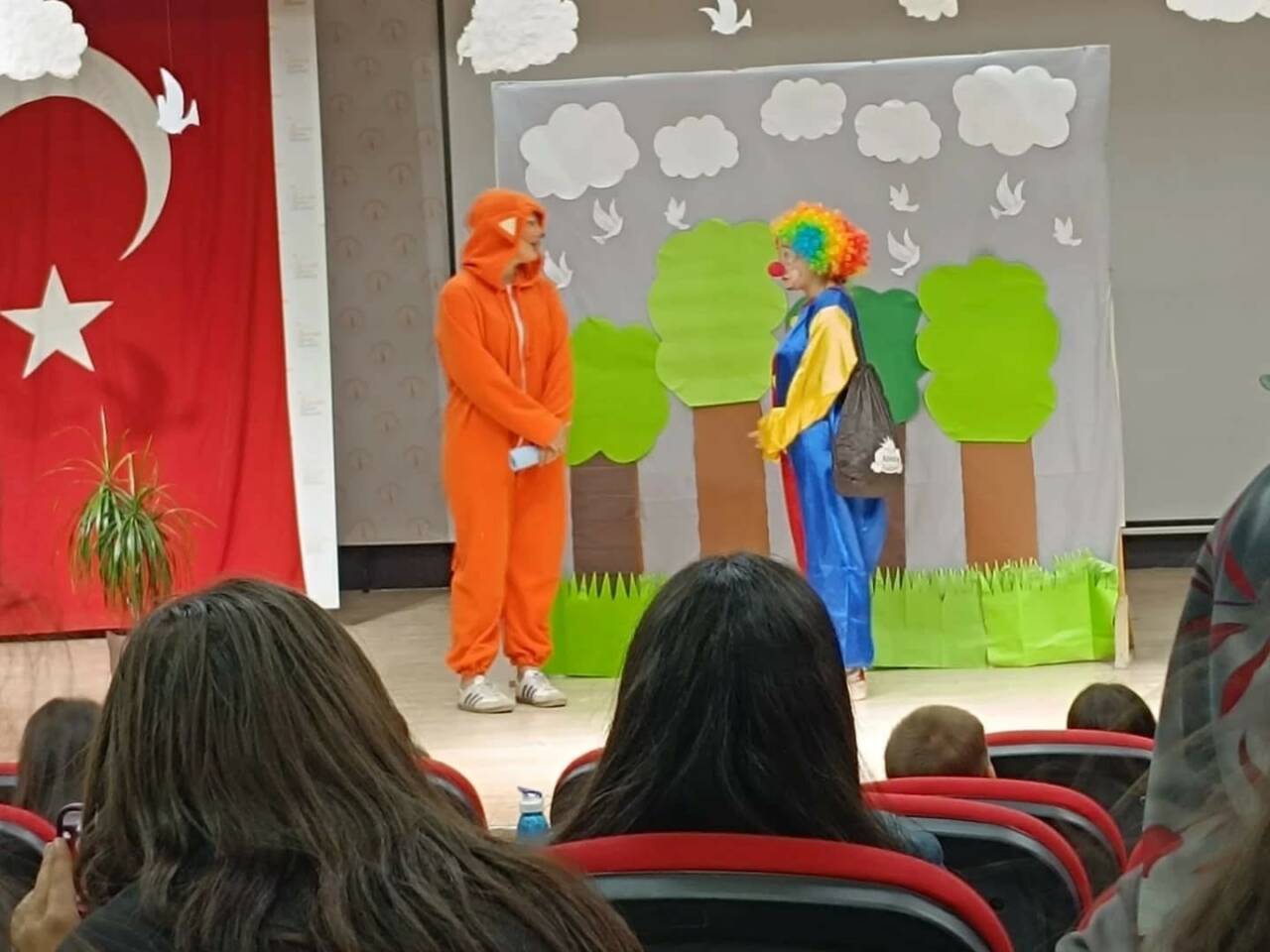 Kütahya’nın Altıntaş ilçesinde “İyilik Ormanı” adlı çocuk tiyatrosu minik izleyicilerle