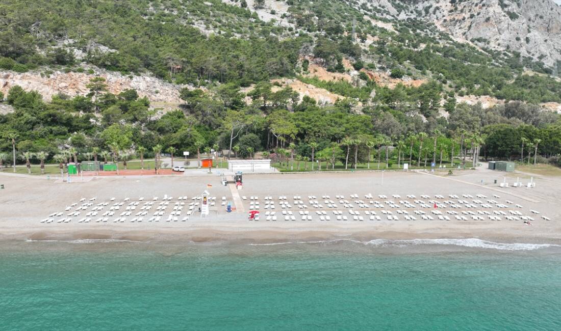 ANTALYA (AA) – Antalya’nın Konyaaltı ilçesinde bulunan Sarısu Kadınlar Plajı’nın