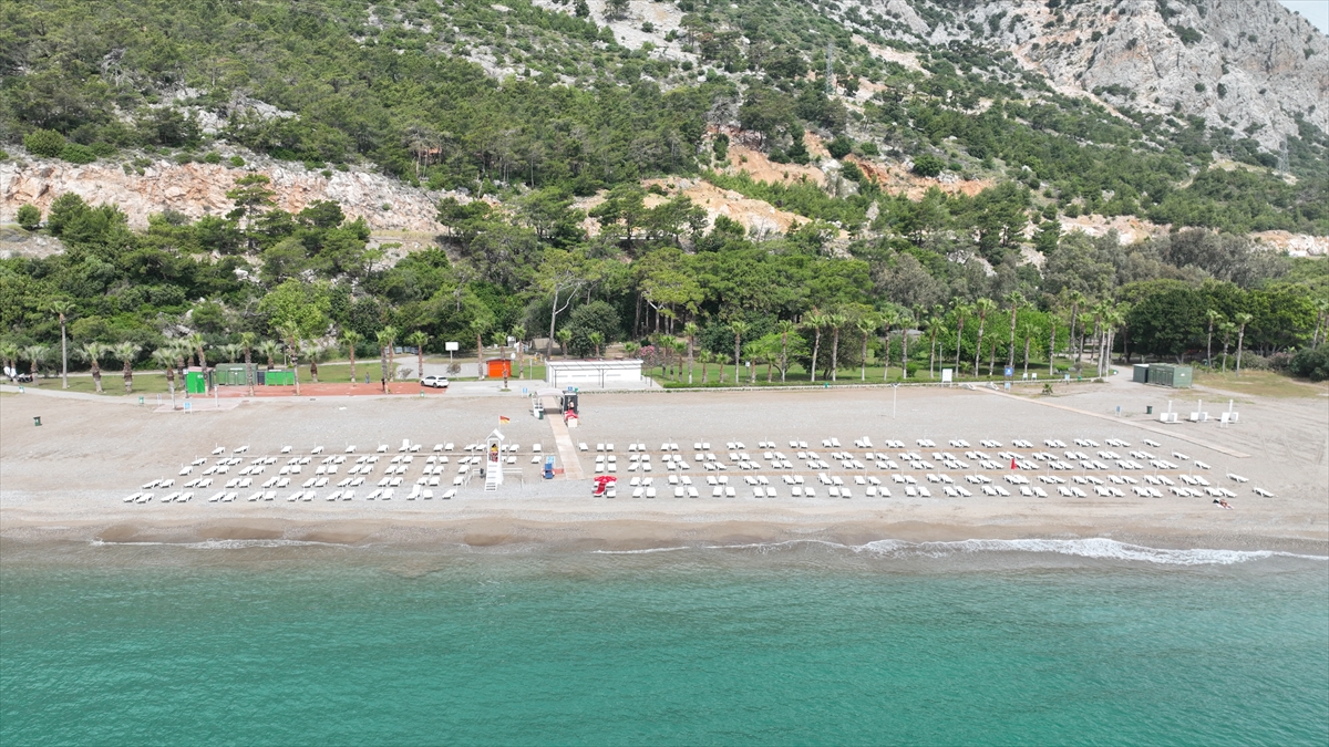 ANTALYA (AA) – Antalya’nın Konyaaltı ilçesinde bulunan Sarısu Kadınlar Plajı’nın