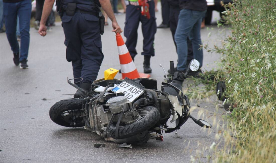 ANTALYA (AA) – Antalya’nın Serik ilçesinde otomobille çarpışan motosikletin sürücüsü