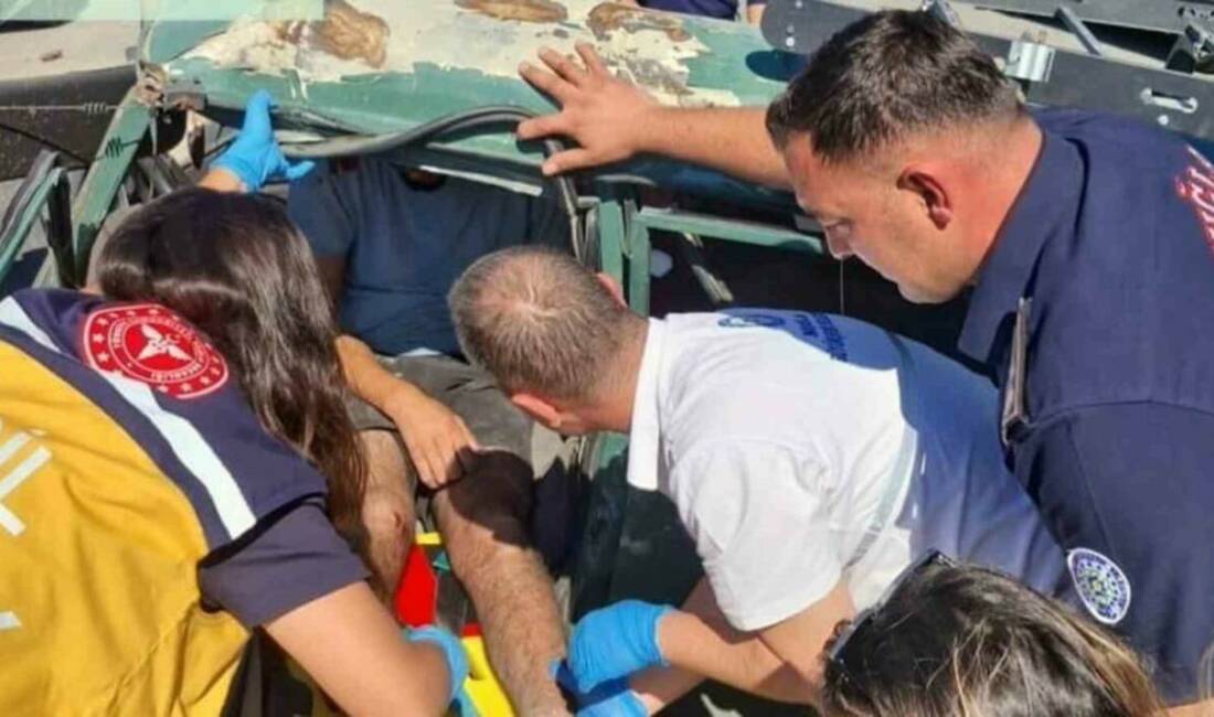 Muğla’nın Ortaca ilçesinde meydana gelen trafik kazasında araç içinde sıkışan