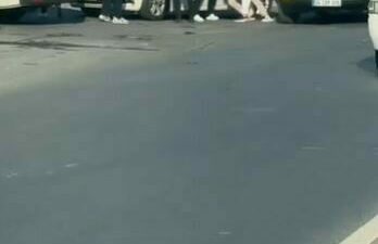 Bağcılar’da yol vermeme nedeniyle kavga eden şahıslar cep telefonu ile