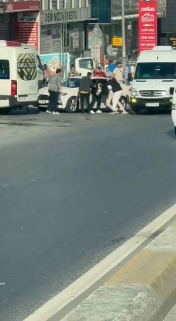 Bağcılar’da yol vermeme nedeniyle kavga eden şahıslar cep telefonu ile