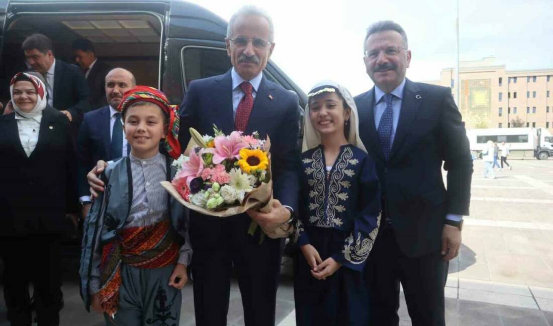 Ulaştırma ve Altyapı Bakanı Abdülkadir Uraloğlu, Eskişehir’de gerçekleştirdiği bir dizi