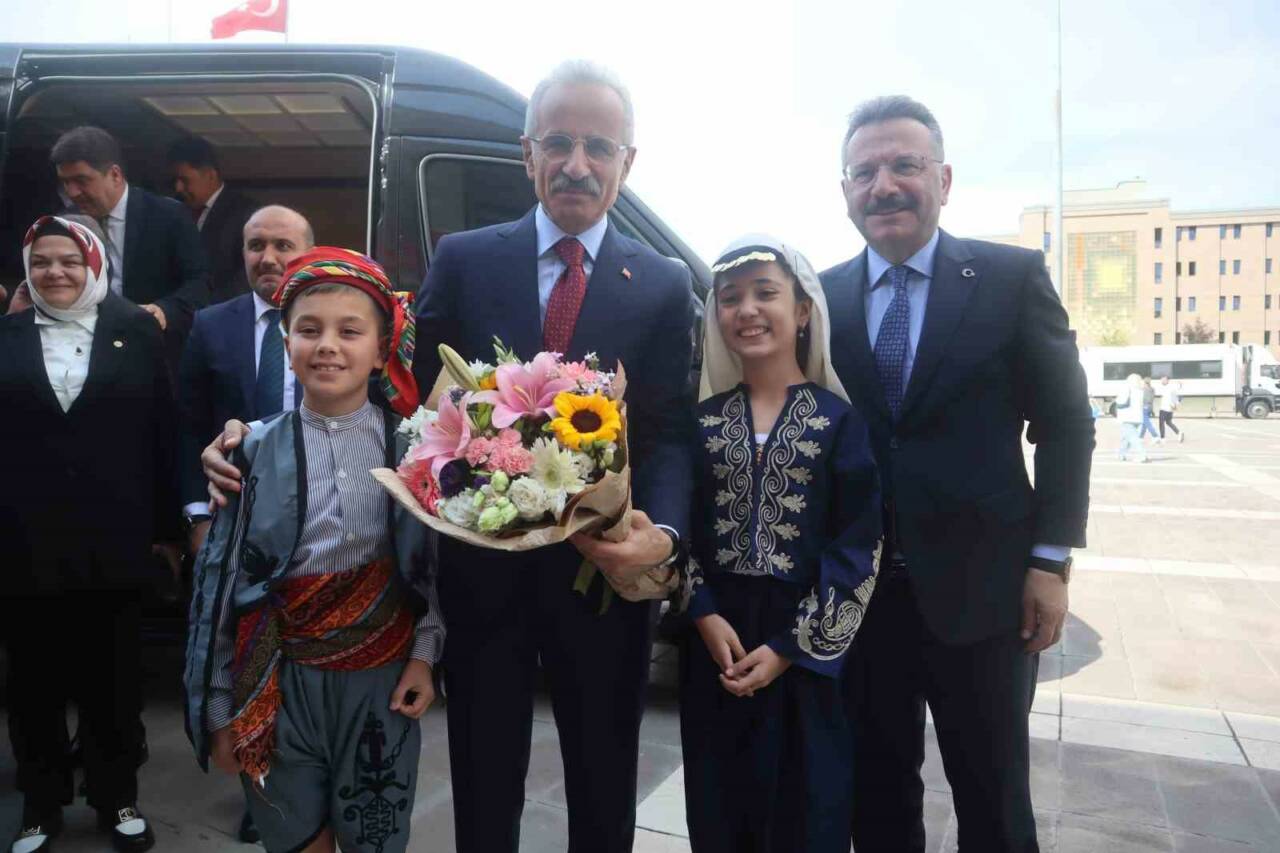 Ulaştırma ve Altyapı Bakanı Abdülkadir Uraloğlu, Eskişehir’de gerçekleştirdiği bir dizi