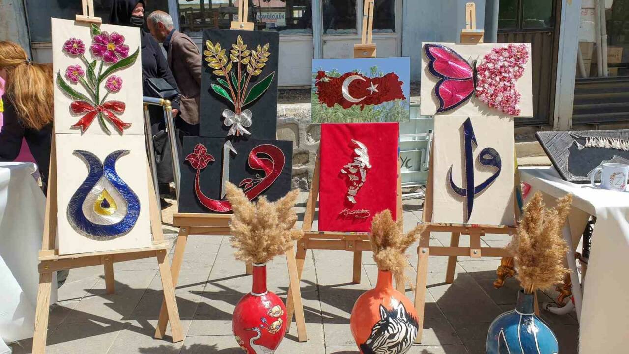Van’ın Başkale ilçesinde ADEM kursiyerlerinin ürettiği ürünlerin yılsonu sergisi açıldı.