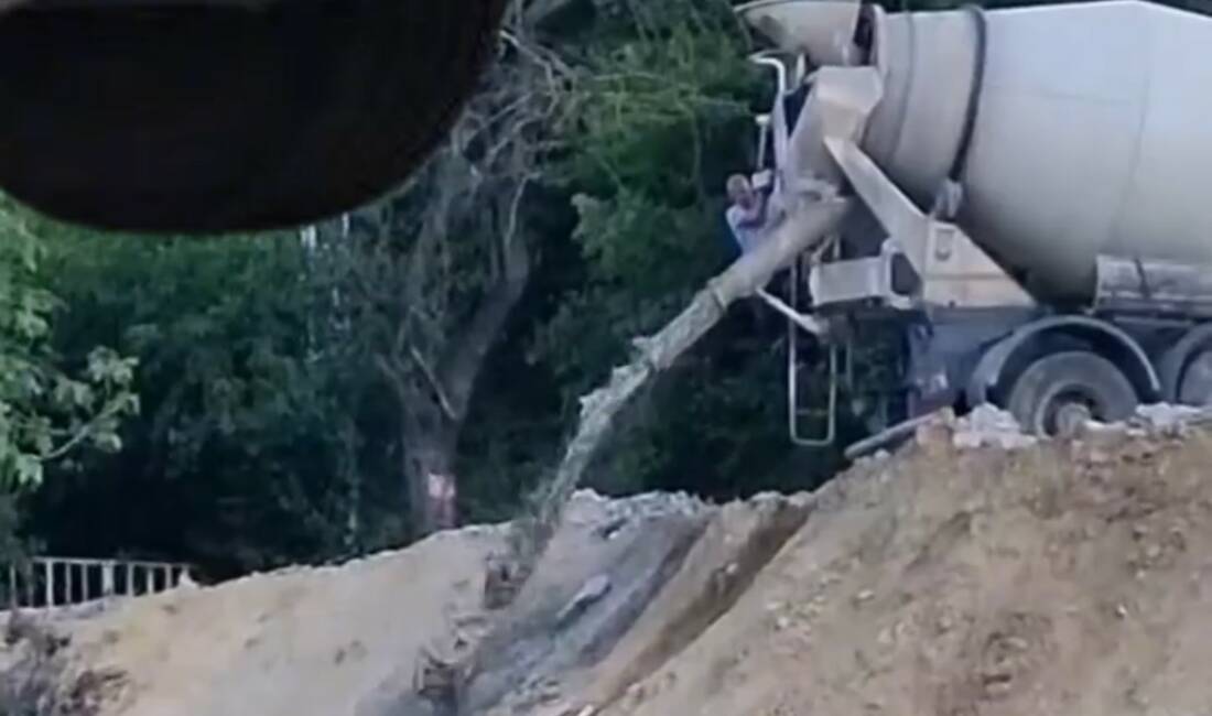 Kocaeli’nin Gölcük ilçesinde bir beton mikseri sürücüsü, ormanlık alana beton
