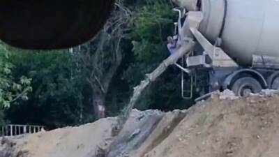 Kocaeli’nin Gölcük ilçesinde bir beton mikseri sürücüsü, ormanlık alana beton