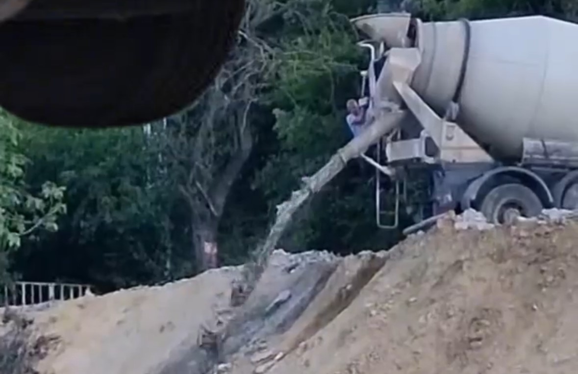 Kocaeli’nin Gölcük ilçesinde bir beton mikseri sürücüsü, ormanlık alana beton