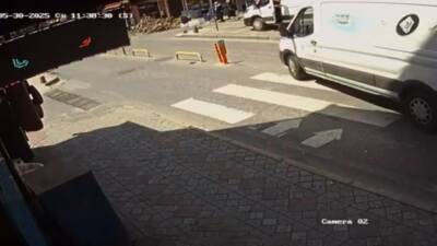 İstanbul Beyoğlu’nda geri geri gelen ticari minibüs, yolun karşısına geçmeye