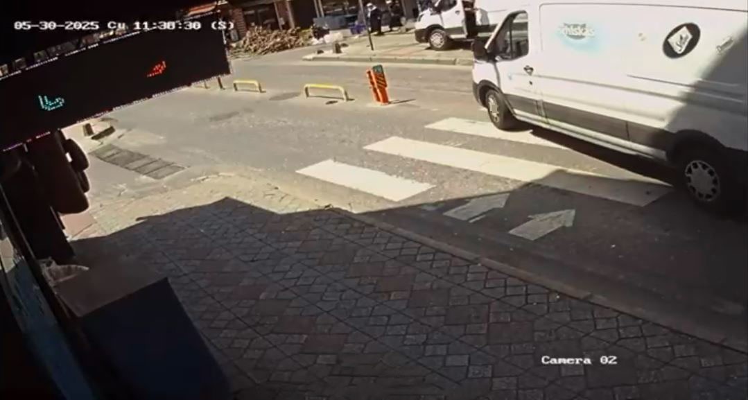 İstanbul Beyoğlu’nda geri geri gelen ticari minibüs, yolun karşısına geçmeye