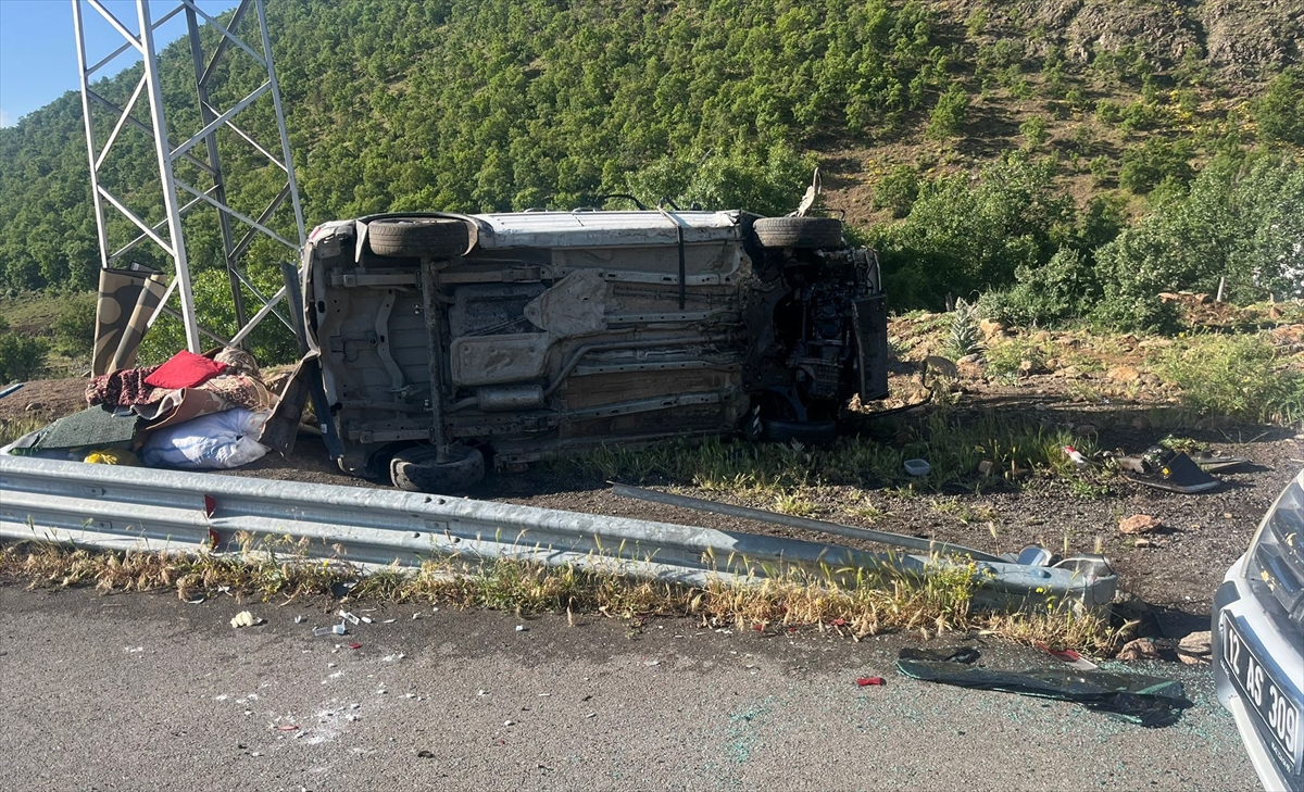 BİNGÖL (AA) – Bingöl’de, takla atan hafif ticari araçtaki 1’i
