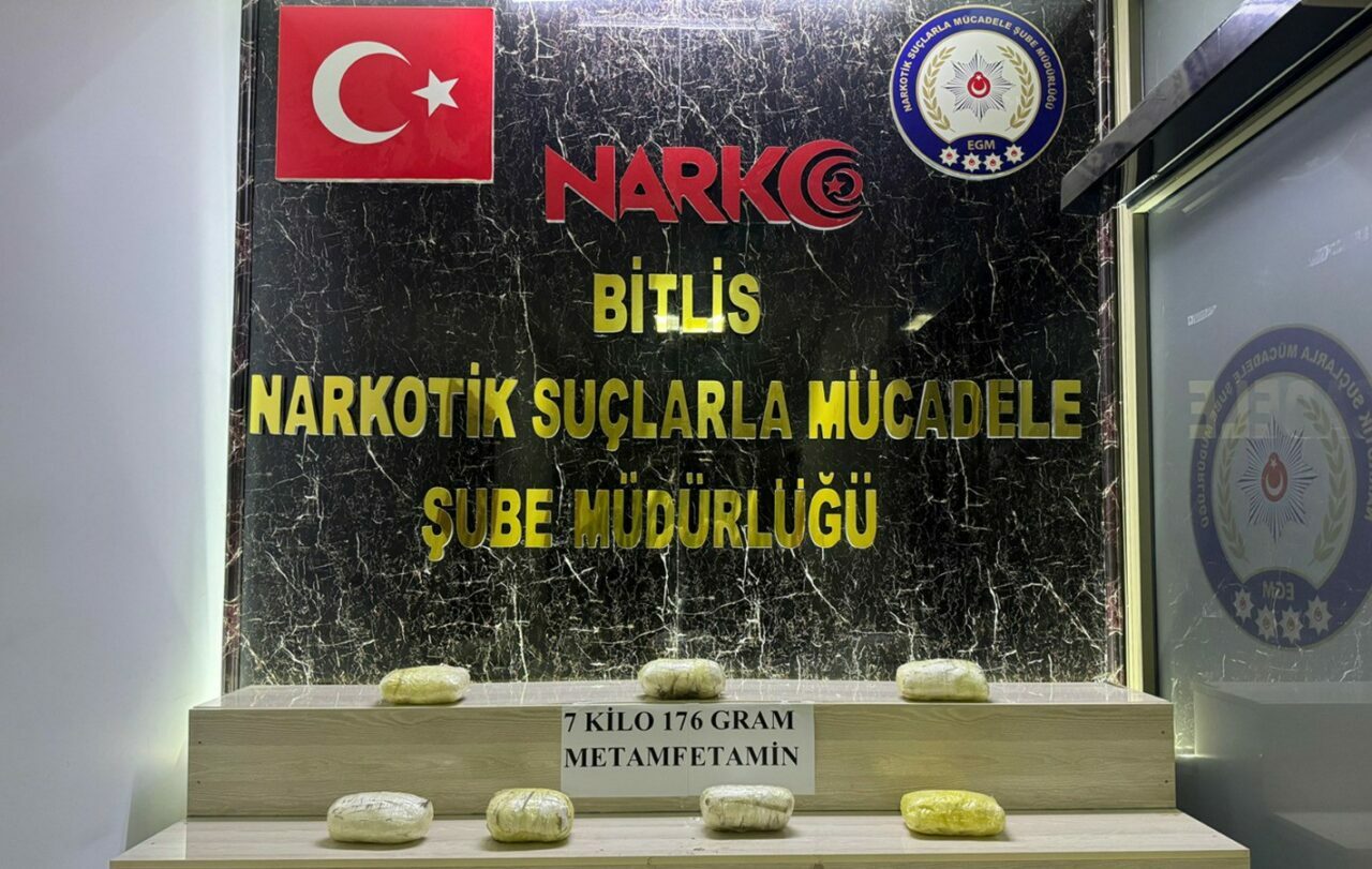Bitlis Emniyet Müdürlüğünce yapılan çalışmada, bir araçta zulalanmış 7 kilo