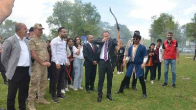 Muş’un Bulanık ilçesinde düzenlenen yılsonu çocuk şenliği etkinliklerle öğrenciler doyasıya