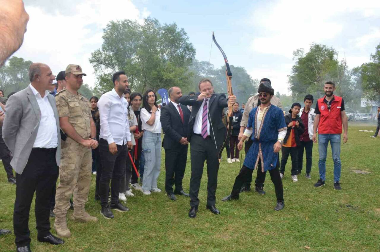 Muş’un Bulanık ilçesinde düzenlenen yılsonu çocuk şenliği etkinliklerle öğrenciler doyasıya