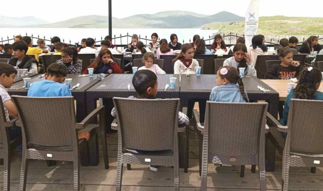 TÜGVA Bulanık Şube Başkanlığı tarafından yetim ve öksüz çocuklar yemekte