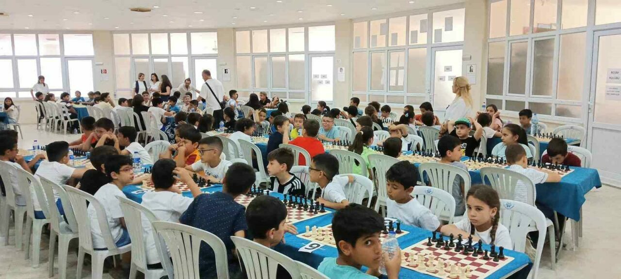 Aydın Büyükşehir Belediyesi tarafından düzenlenen Geleneksel Satranç Turnuvası bu yıl