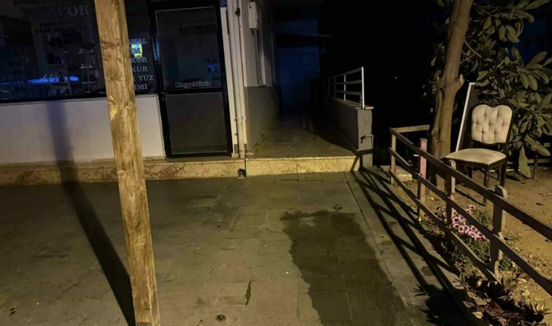 Antalya’nın Gazipaşa ilçesinde kapı camına yumruk atan 15 yaşındaki çocuk,