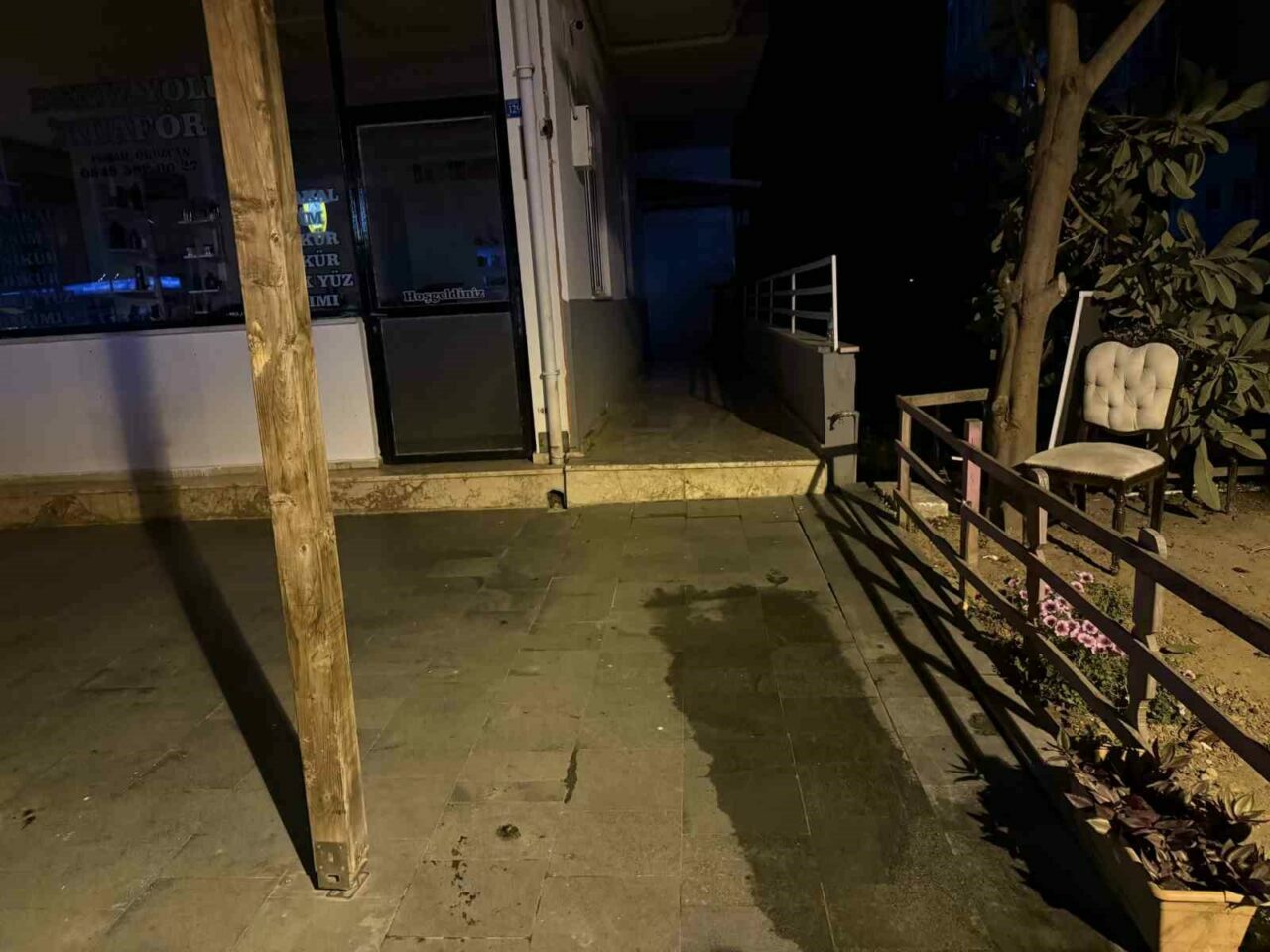 Antalya’nın Gazipaşa ilçesinde kapı camına yumruk atan 15 yaşındaki çocuk,