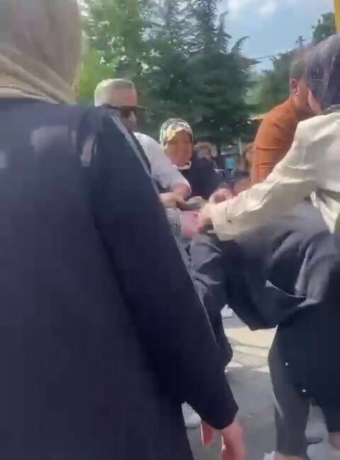 Bursa’da bir ilkokulda okuma bayramı etkinliği sırasında veliler arasında çıkan
