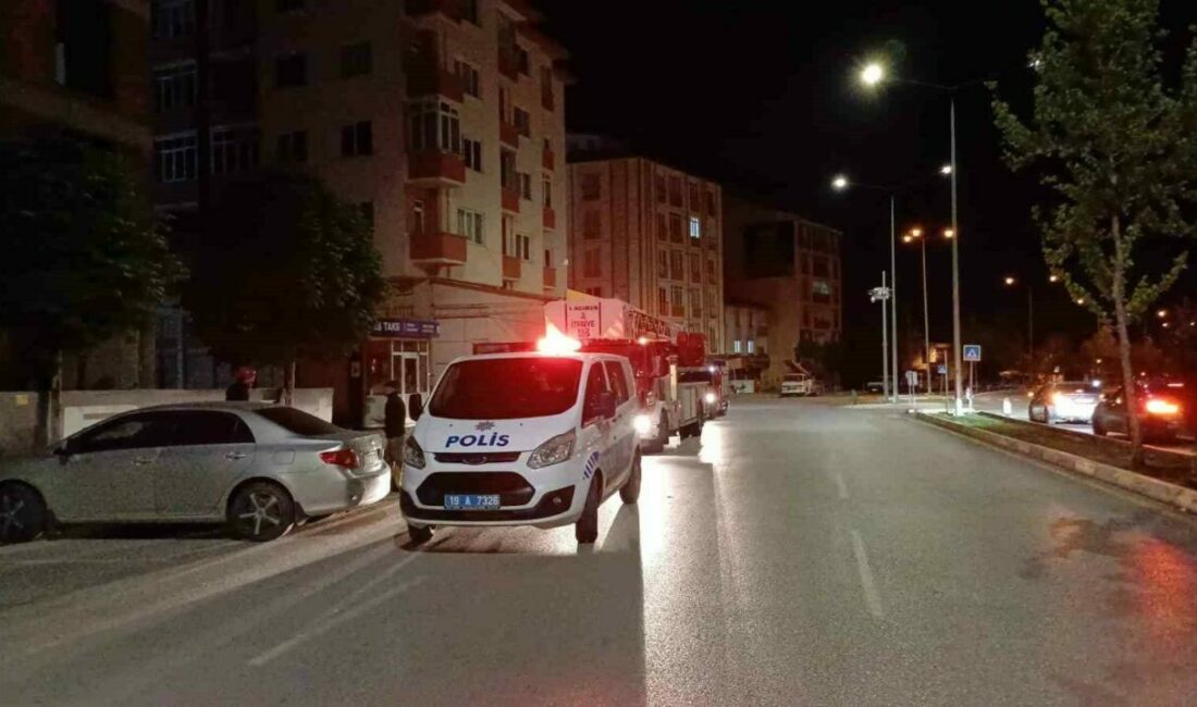 Çorum’da 18 yaşındaki gencin intihar girişimi, polis ekiplerinin müdahalesiyle engellendi.