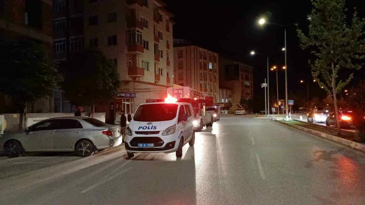 Çorum’da 18 yaşındaki gencin intihar girişimi, polis ekiplerinin müdahalesiyle engellendi.