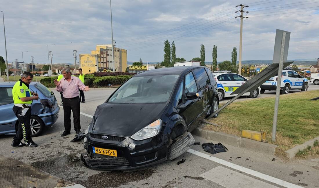 ÇORUM (AA) – Çorum’da iki otomobilin çarpışması sonucu 3 kişi