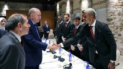 Cumhurbaşkanı Recep Tayyip Erdoğan, Galatasaray Futbol Takımı oyuncularını ve teknik