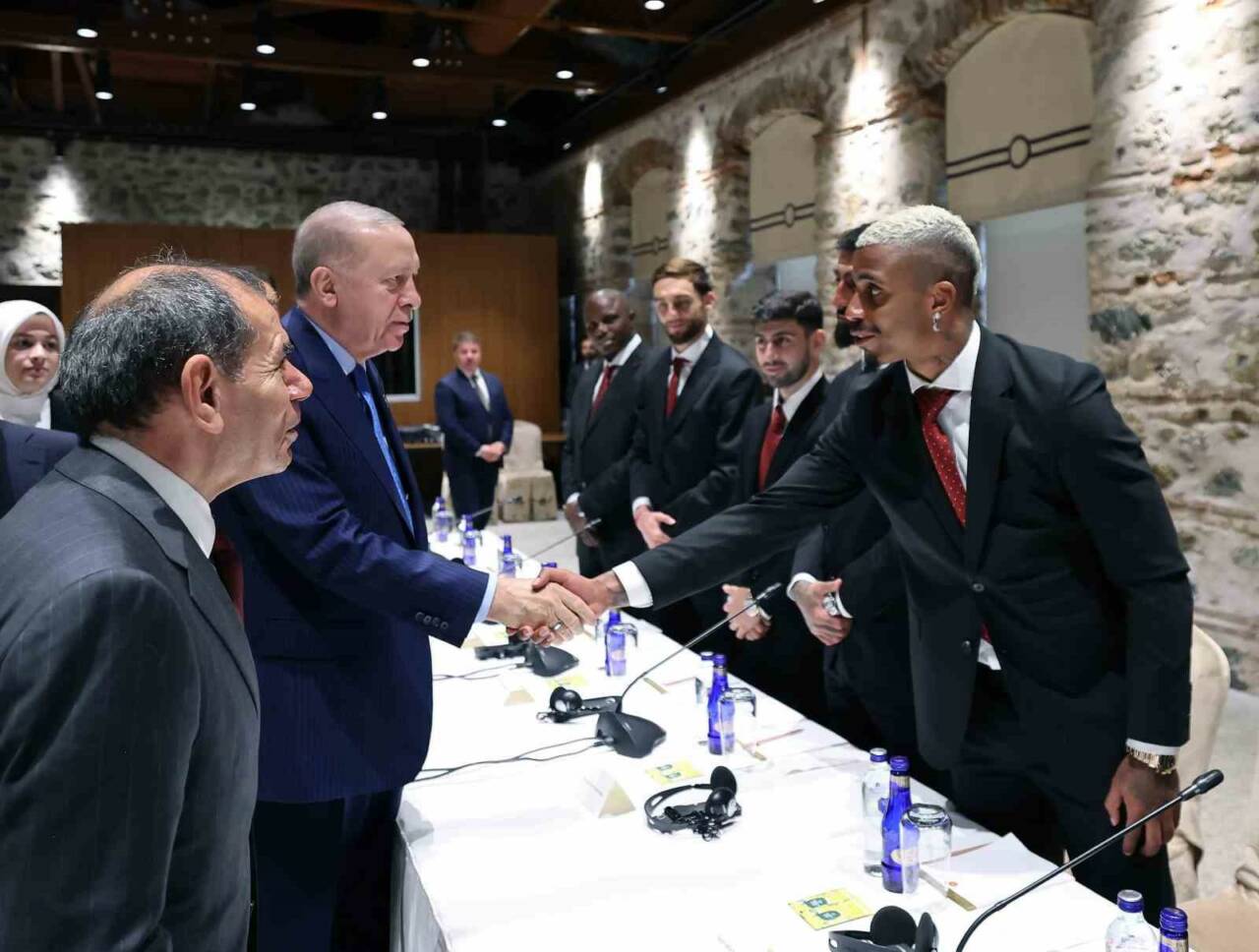Cumhurbaşkanı Recep Tayyip Erdoğan, Galatasaray Futbol Takımı oyuncularını ve teknik