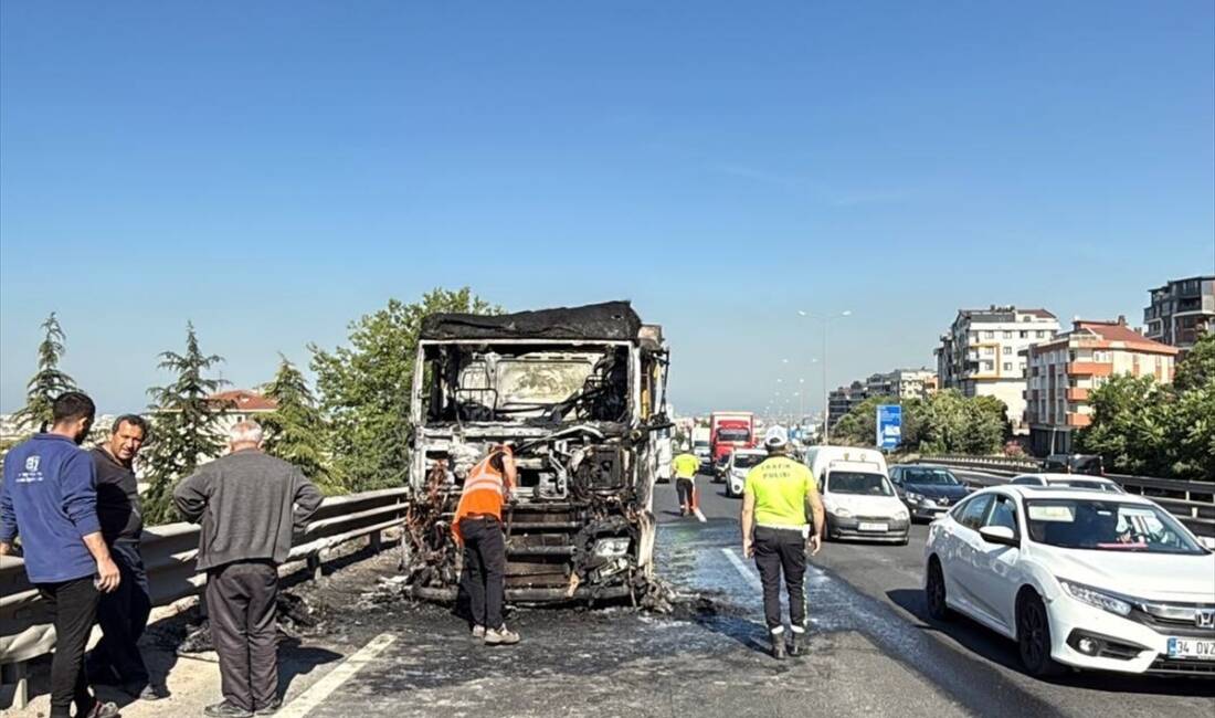 KOCAELİ (AA) – Kocaeli’nin Gebze ilçesinde tırda çıkan yangın nedeniyle