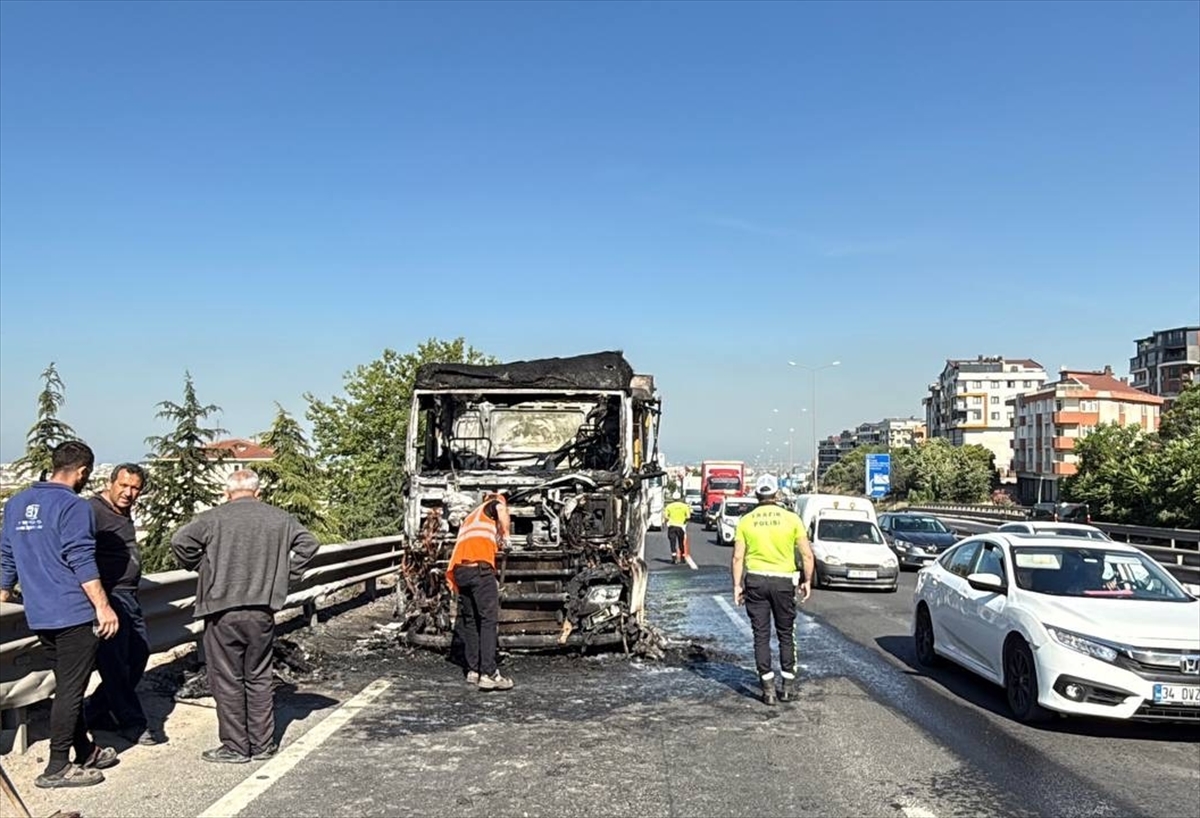 KOCAELİ (AA) – Kocaeli’nin Gebze ilçesinde tırda çıkan yangın nedeniyle