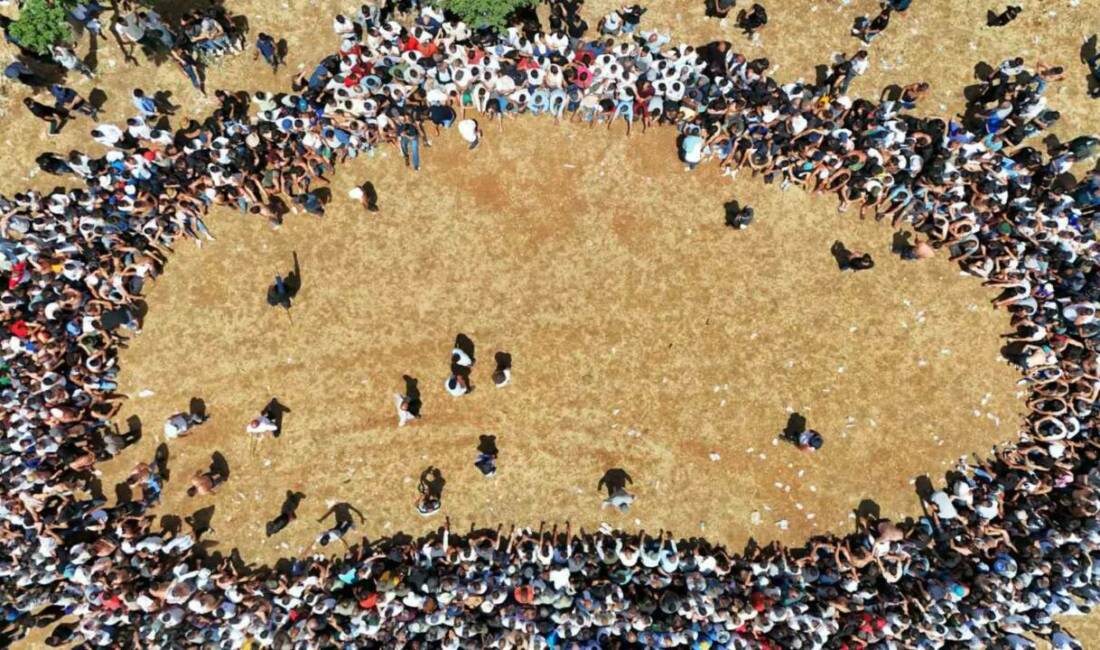 Diyarbakır’da Terkan bölgesinde bir araya gelen gençler, birbirlerini kırbaçlayarak asırlık