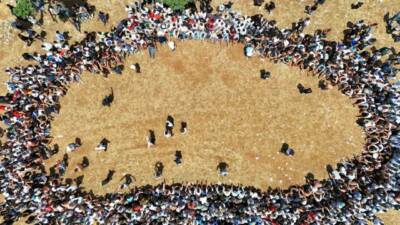 Diyarbakır’da Terkan bölgesinde bir araya gelen gençler, birbirlerini kırbaçlayarak asırlık