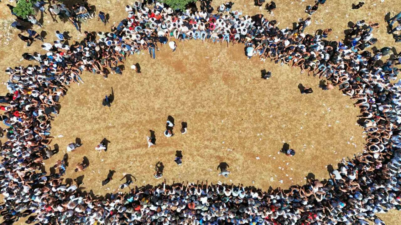 Diyarbakır’da Terkan bölgesinde bir araya gelen gençler, birbirlerini kırbaçlayarak asırlık