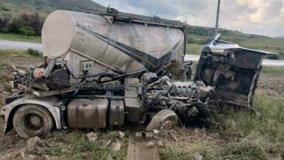 Malatya’nın Doğanşehir ilçesinde kontrolden çıkan tanker, yoldan çıkarak tarlaya devrildi.