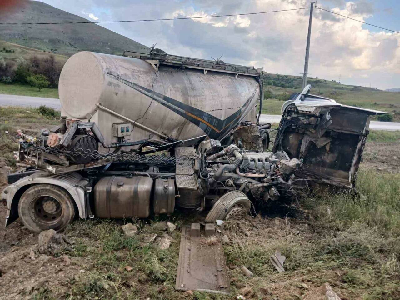 Malatya’nın Doğanşehir ilçesinde kontrolden çıkan tanker, yoldan çıkarak tarlaya devrildi.