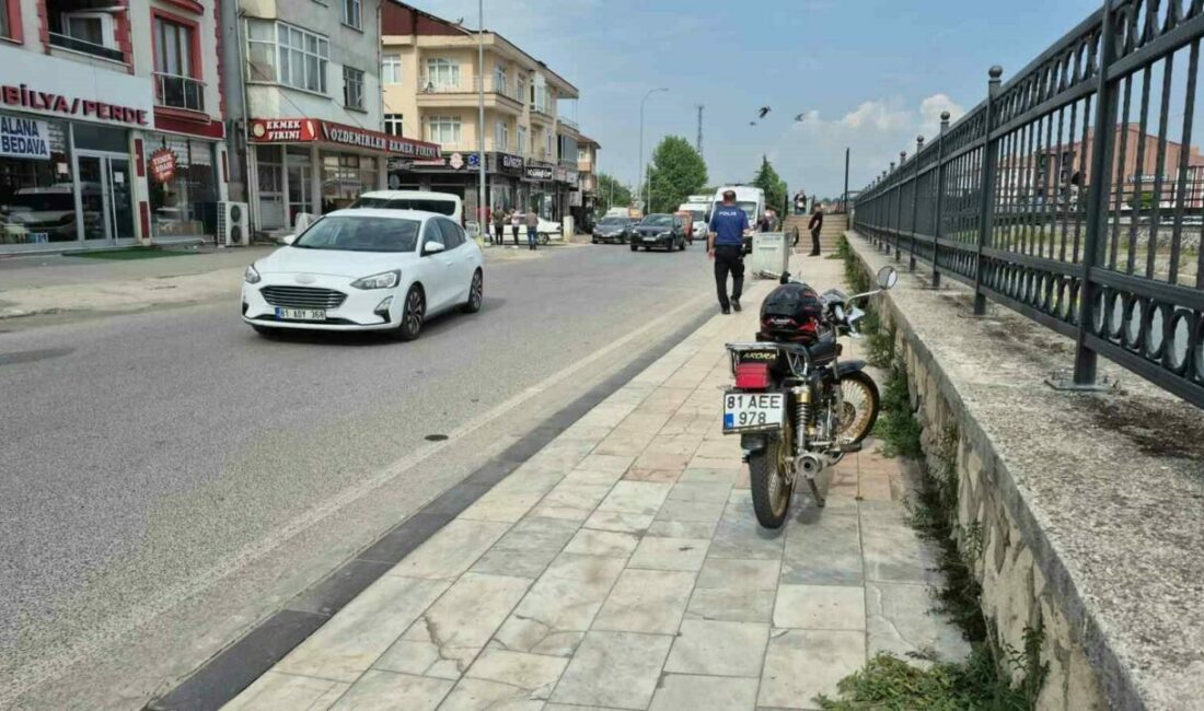Düzce’de seyir halindeki motosiklet yolun karşı tarafına geçmeye çalışan kadına