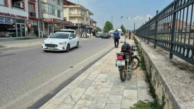 Düzce’de seyir halindeki motosiklet yolun karşı tarafına geçmeye çalışan kadına