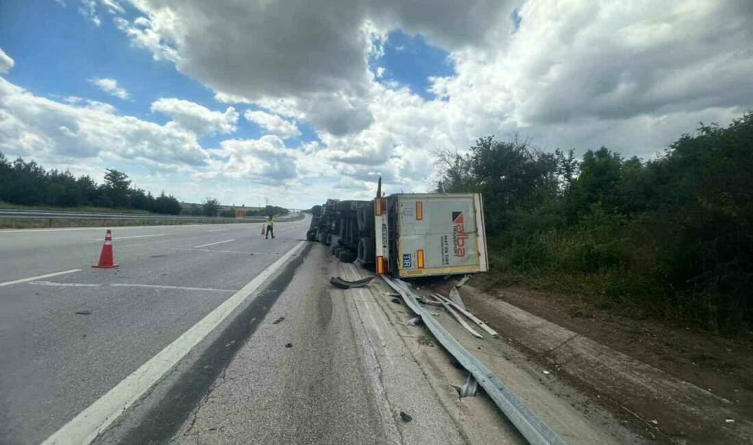 Edirne-Babaeski yolunda kontrolden çıkan tırın devrildiği kazada sürücü yaralandı. Kaza,