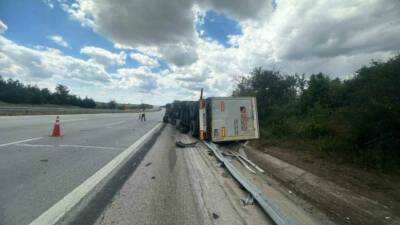 Edirne-Babaeski yolunda kontrolden çıkan tırın devrildiği kazada sürücü yaralandı. Kaza,