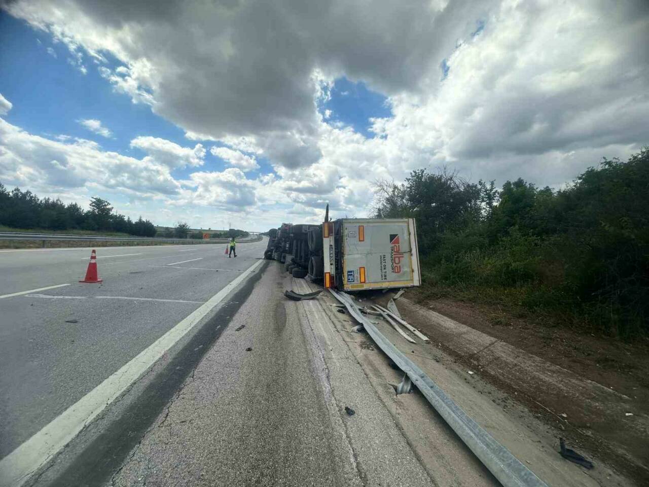 Edirne-Babaeski yolunda kontrolden çıkan tırın devrildiği kazada sürücü yaralandı. Kaza,