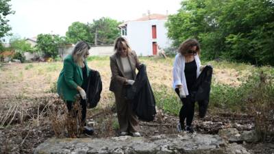 EDİRNE (AA) – Edirne’de çevre temizliği yapan kadınlar, ardından dostluk