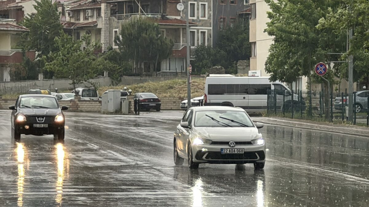 EDİRNE (AA) – Edirne’de sağanak yaşamı olumsuz etkiledi. Kentte çiseleme