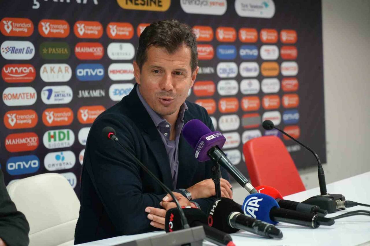 Antalyaspor Teknik Direktörü Emre Belözoğlu, Eyüpspor maçı sonrası yaptığı 14