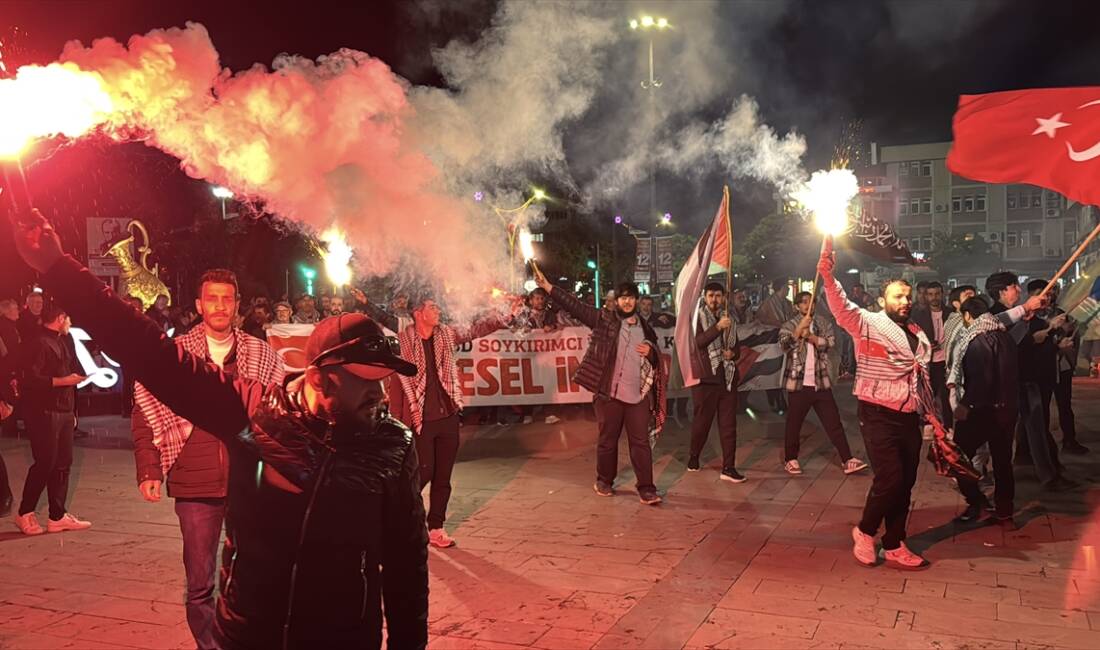 ERZİNCAN (AA) – Erzincan’da vatandaşlar ile üniversite öğrencileri, İsrail’in Gazze’ye