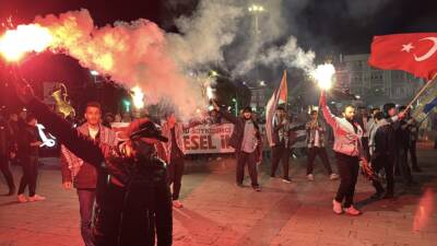 ERZİNCAN (AA) – Erzincan’da vatandaşlar ile üniversite öğrencileri, İsrail’in Gazze’ye